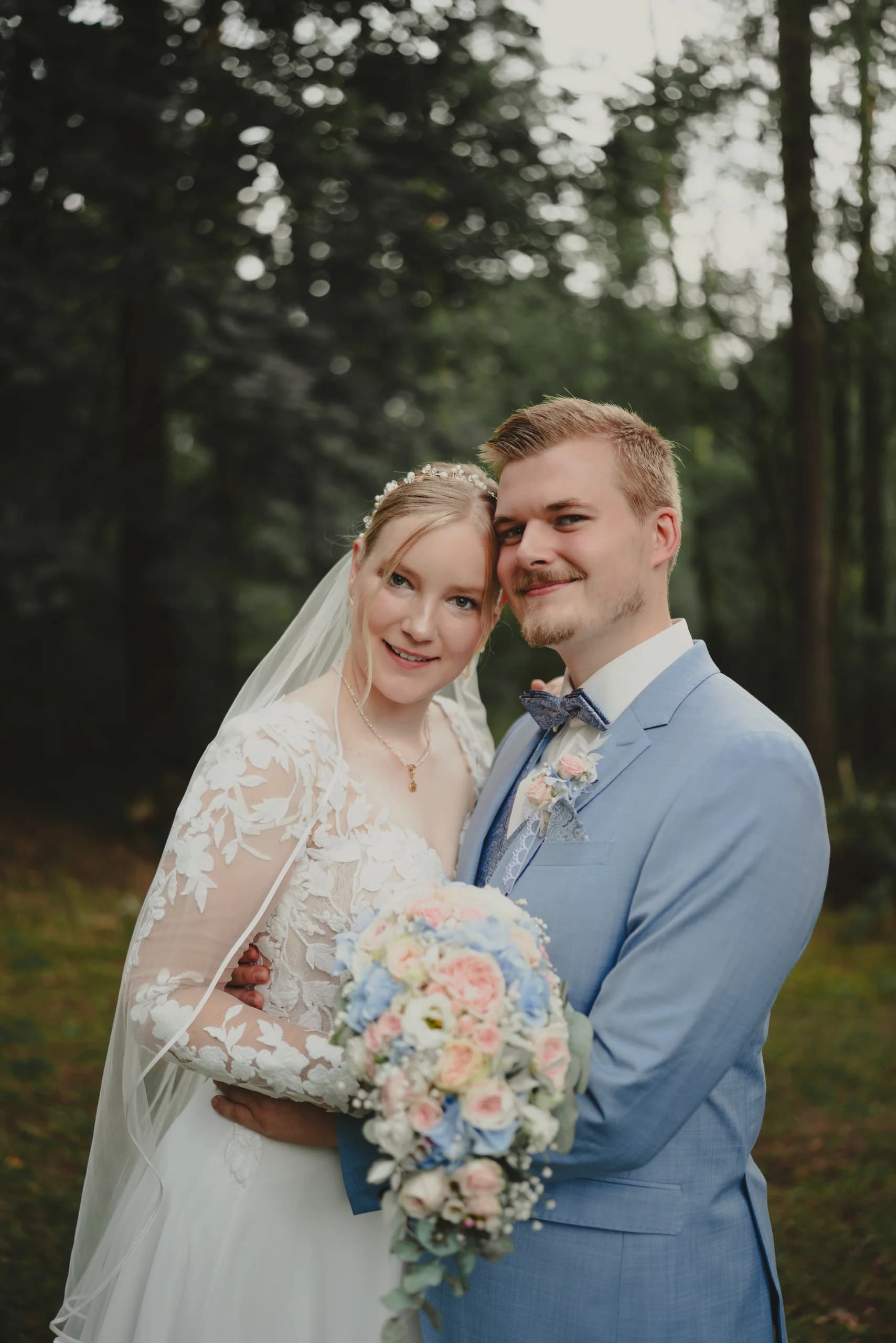 Natural portrait or wedding detail by Denny Schulz